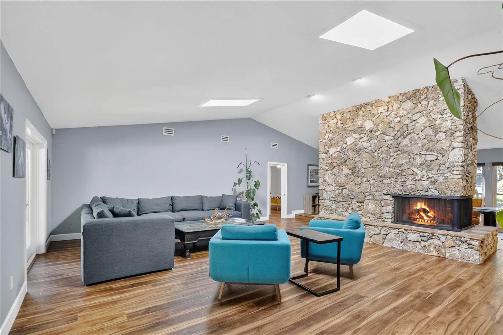 Image 5 of 67 For 312 Riverbend Boulevard