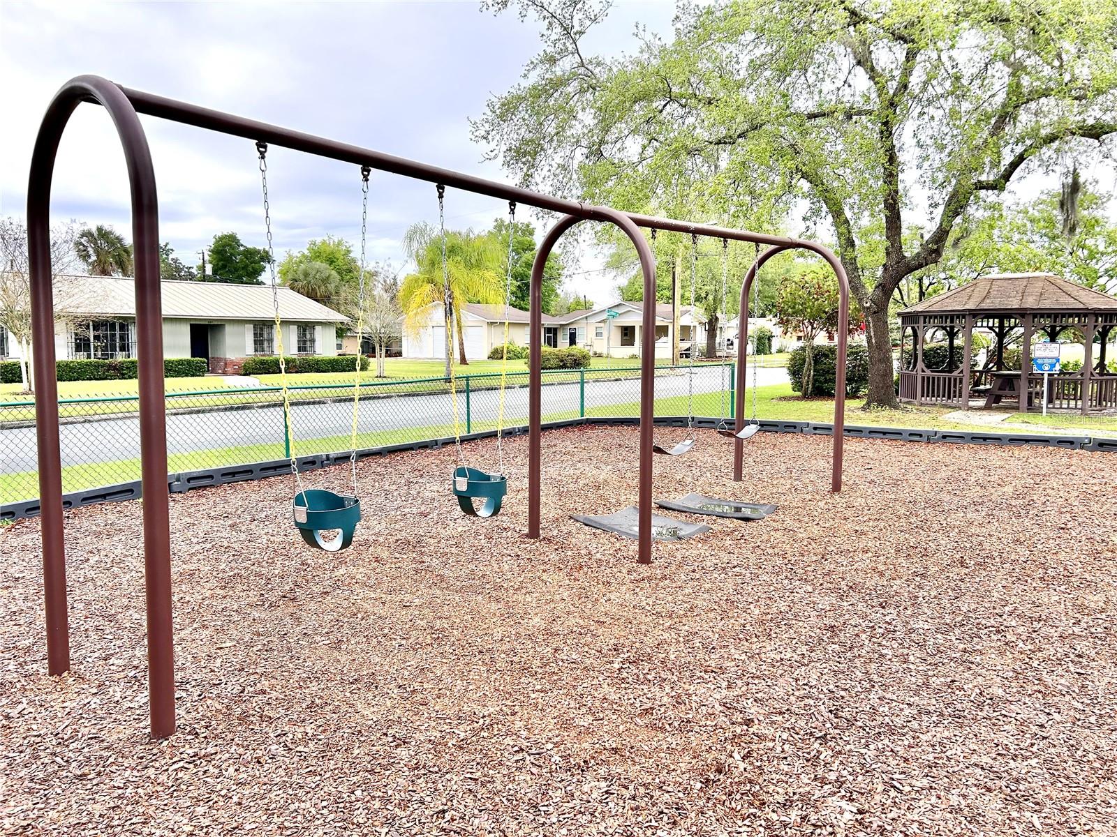 Image 25 of 26 For 530 Park Avenue 532