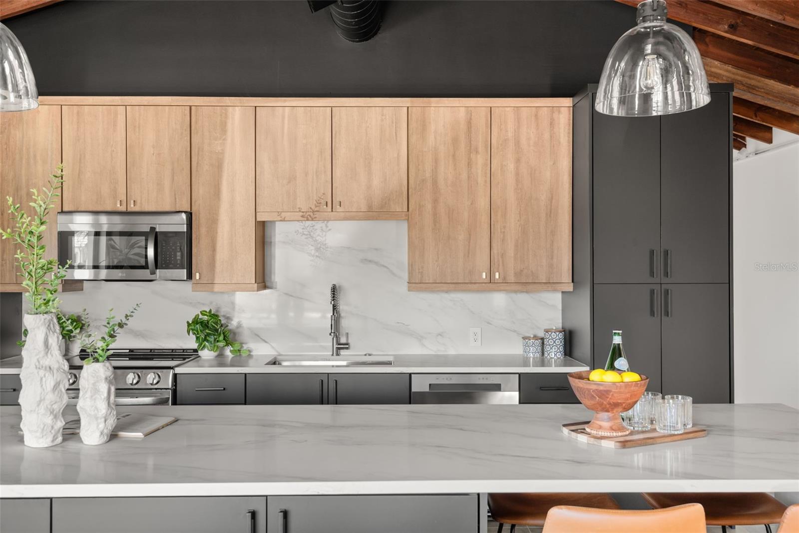 Image 12 of 53 For 870 Carver Street