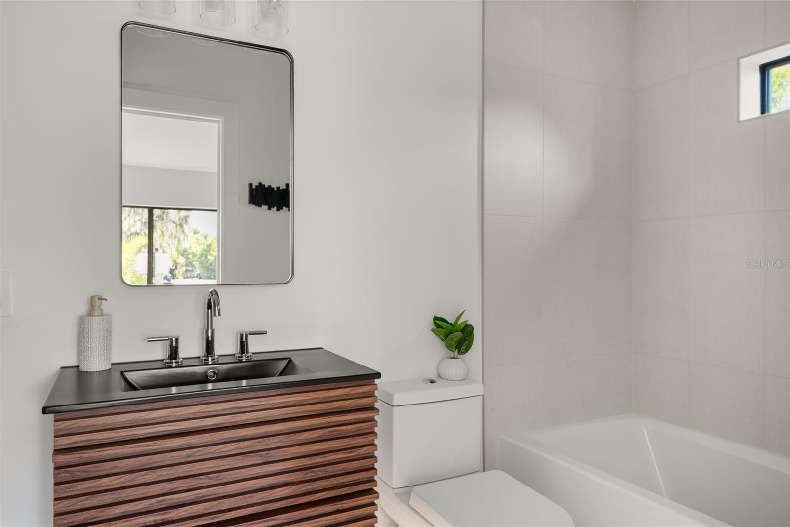 Image 32 of 53 For 870 Carver Street