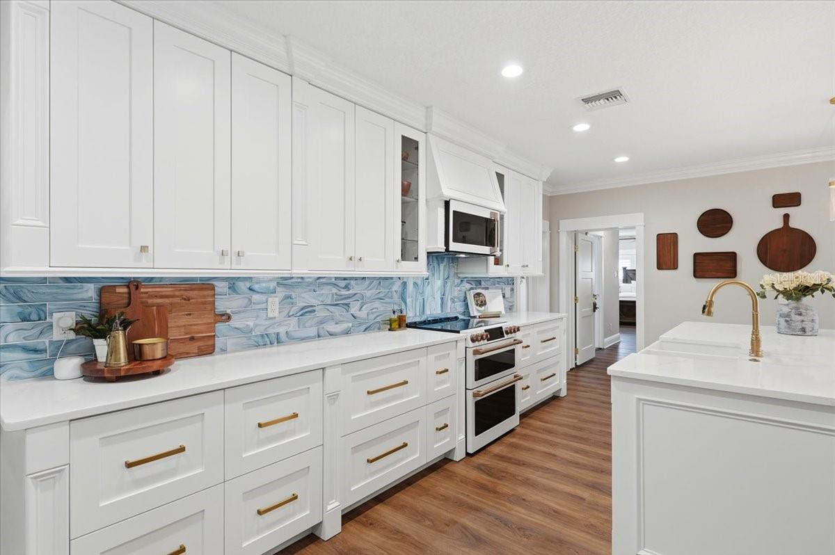 Image 27 of 77 For 12434 Lakeshore Drive