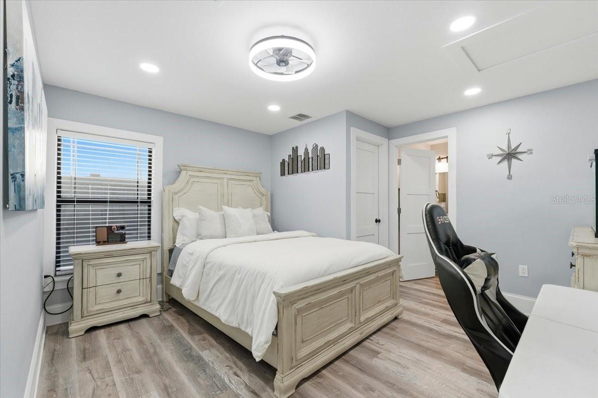 Image 65 of 77 For 12434 Lakeshore Drive