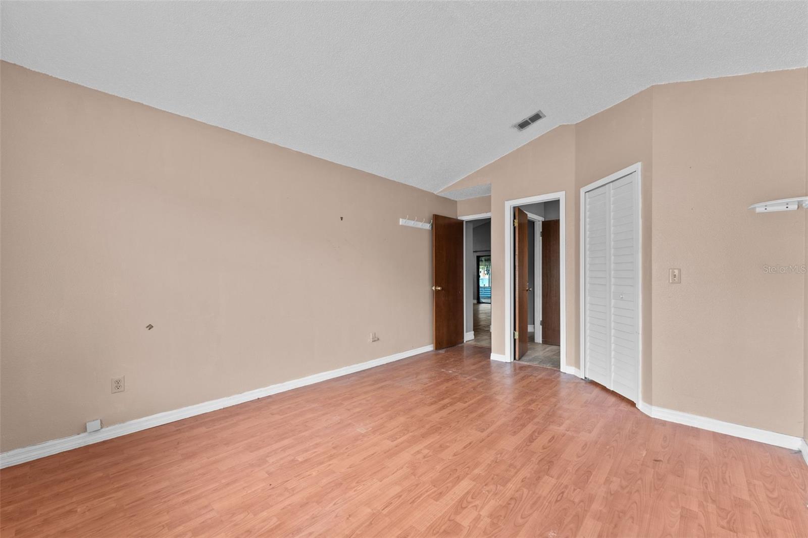 Image 14 of 25 For 152 River Chase Drive