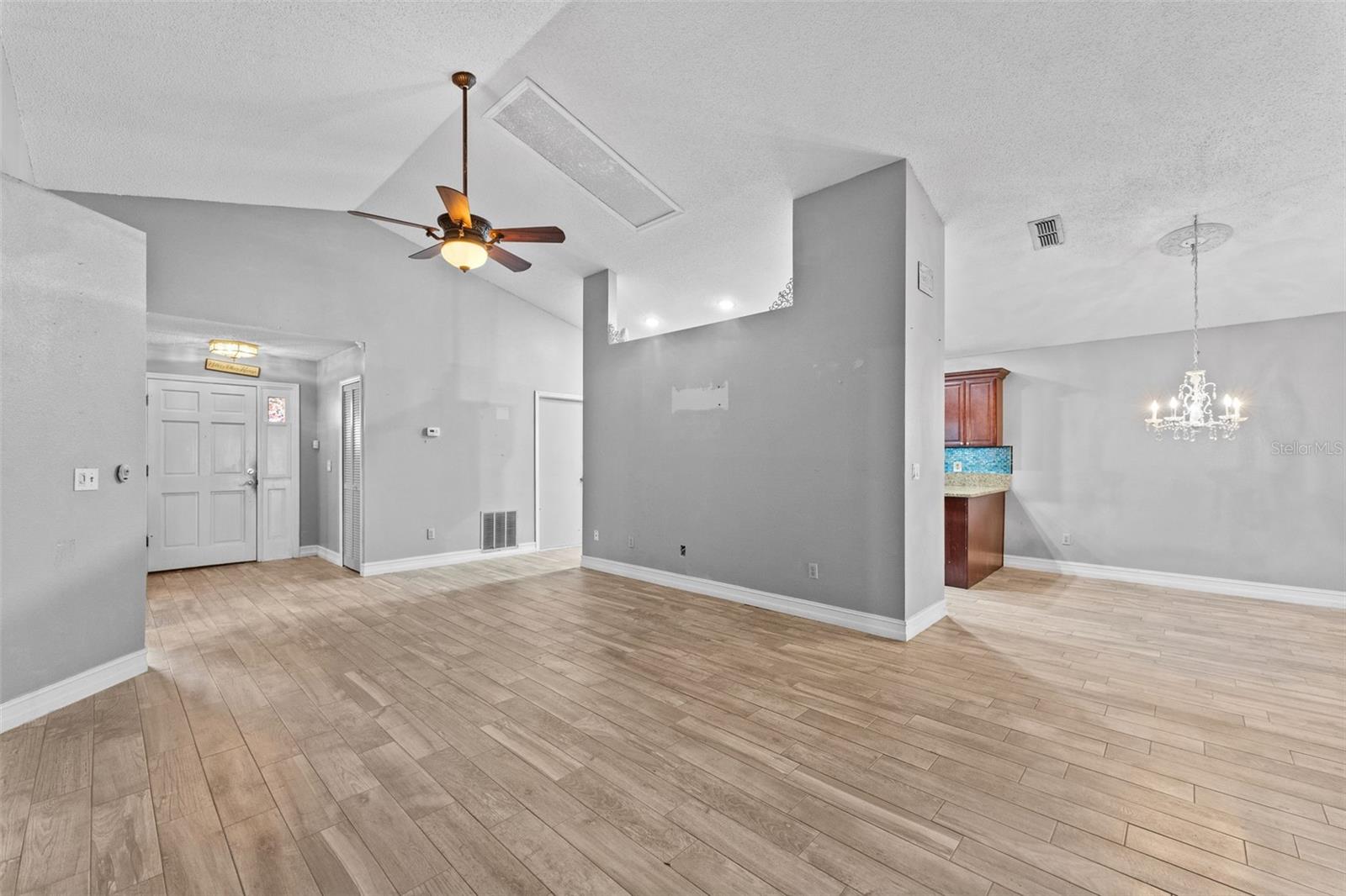 Image 17 of 25 For 152 River Chase Drive