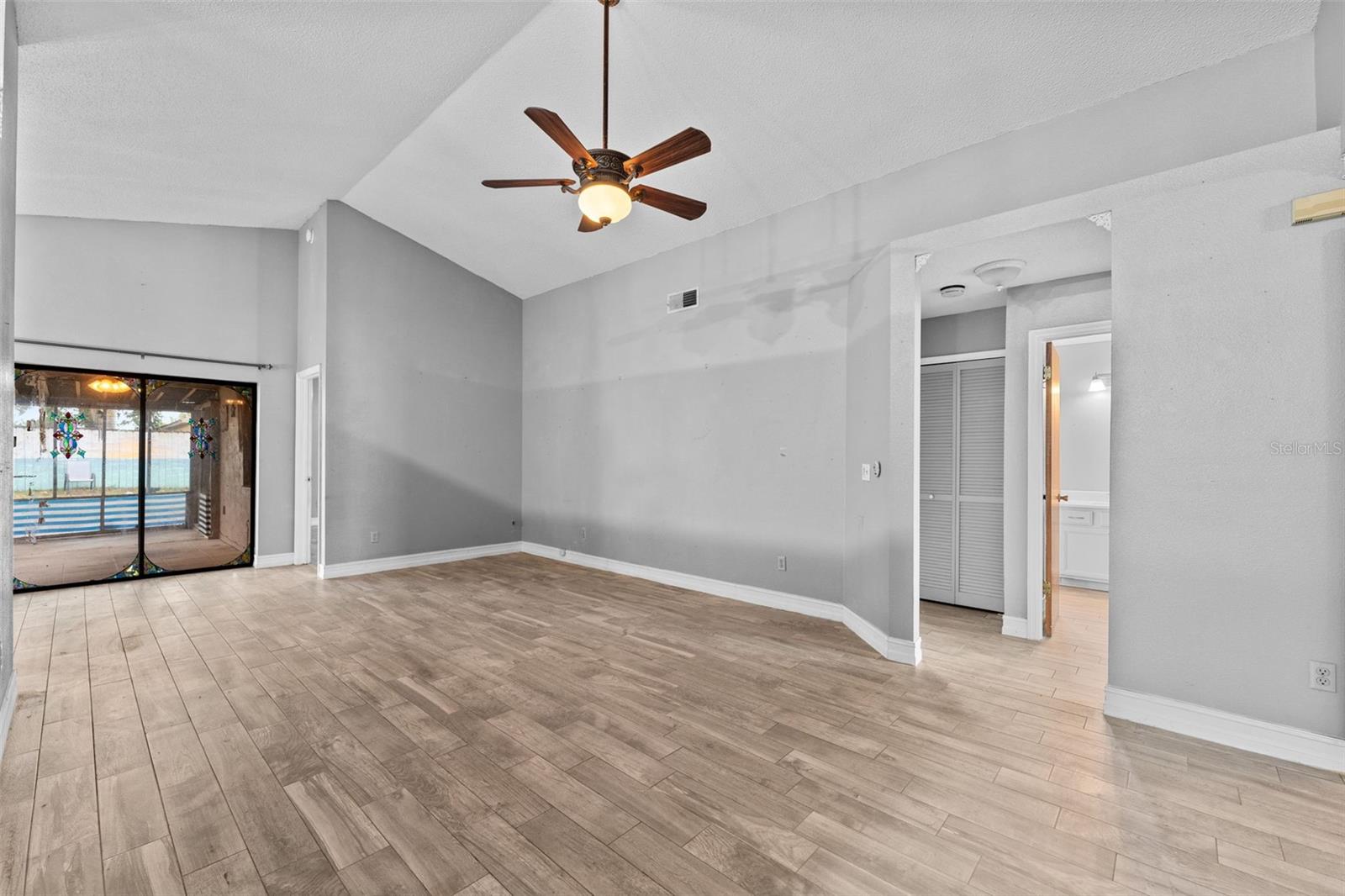 Image 19 of 25 For 152 River Chase Drive