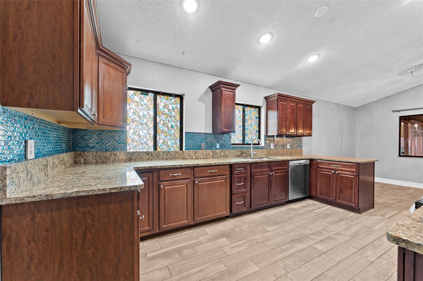 Image 4 of 25 For 152 River Chase Drive