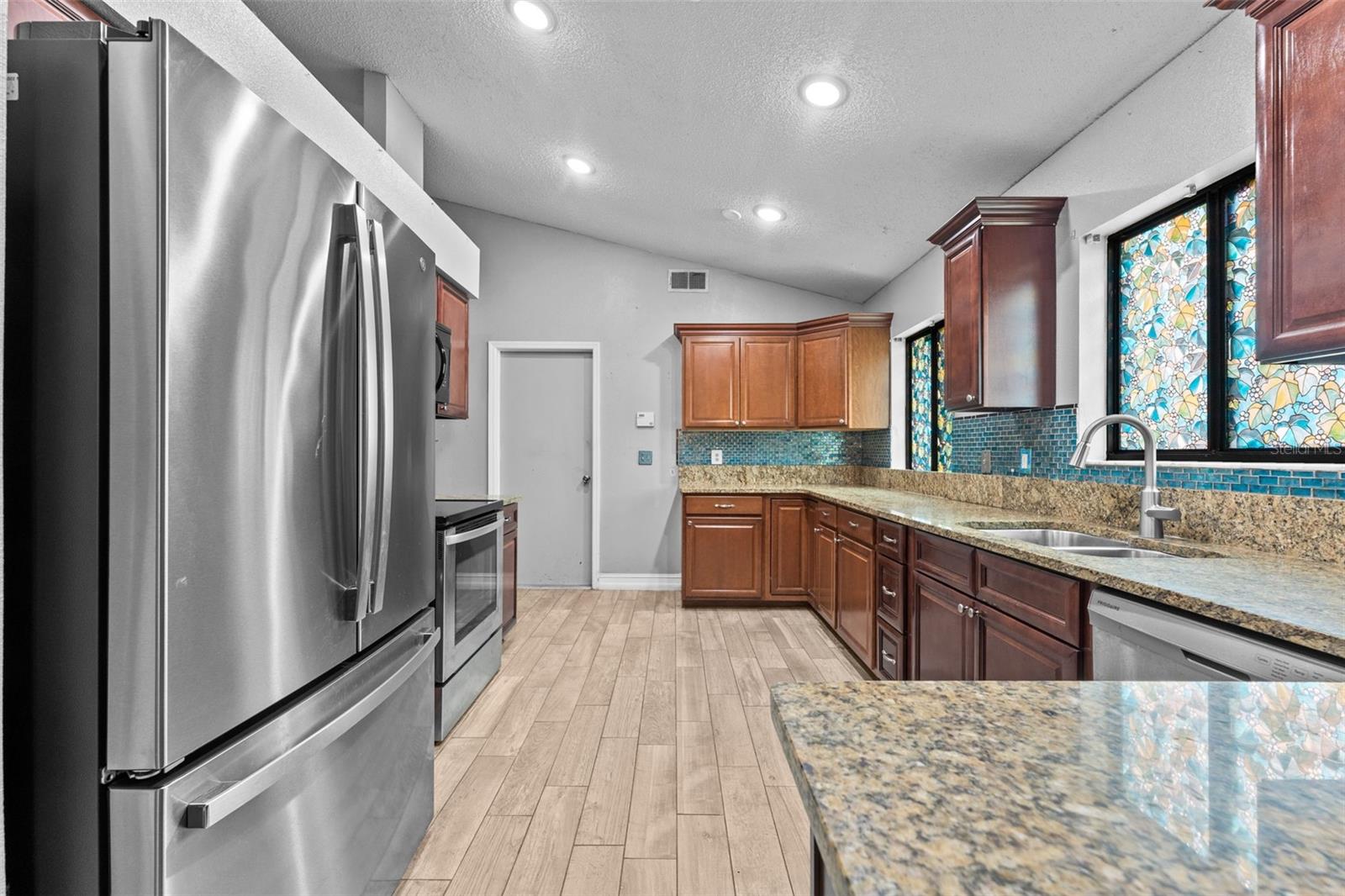 Image 6 of 25 For 152 River Chase Drive