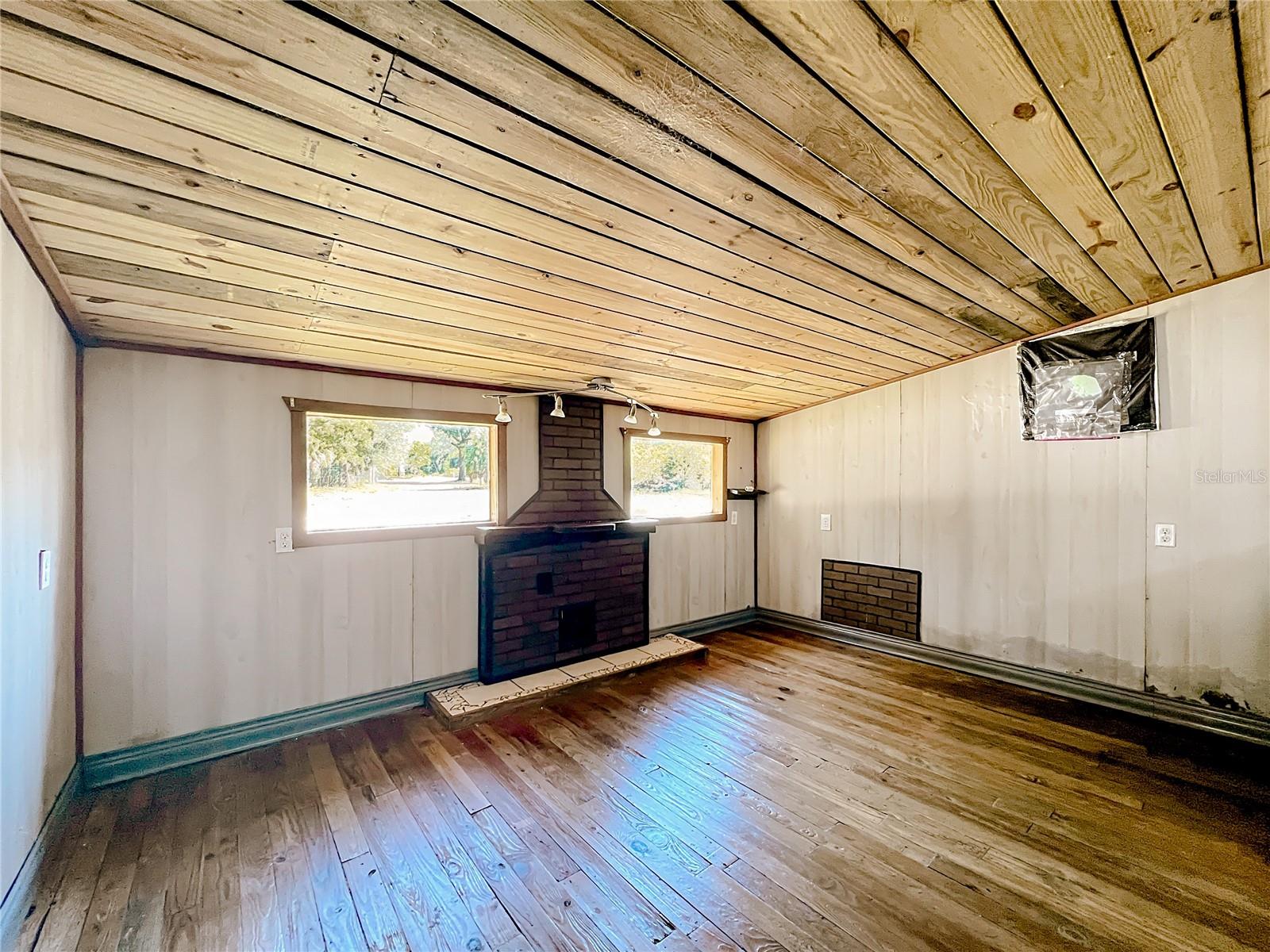 Image 12 of 33 For 16990 30th Court