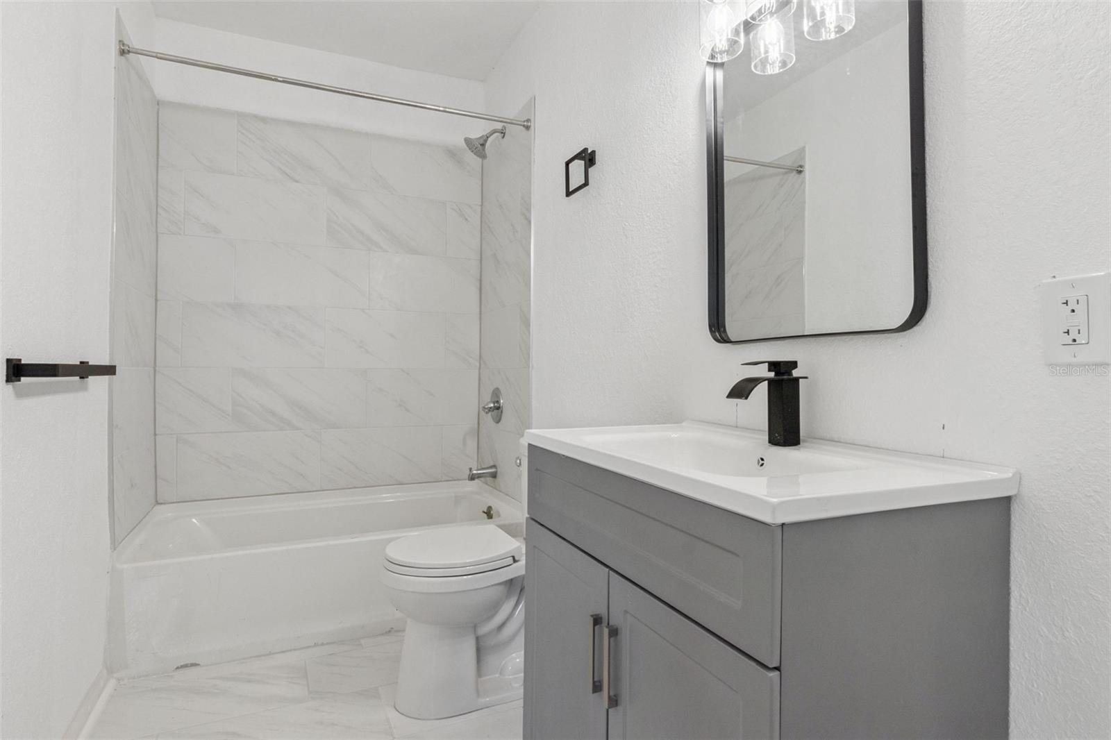 Image 14 of 33 For 301 Bassedena Circle N