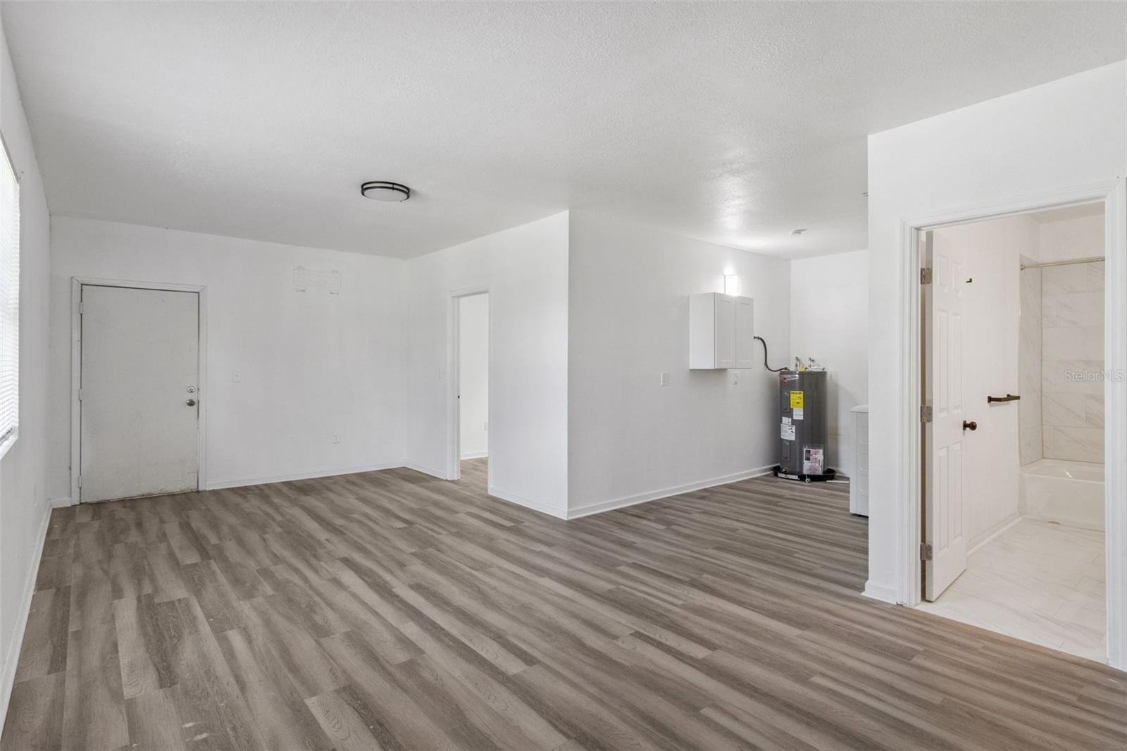 Image 18 of 33 For 301 Bassedena Circle N