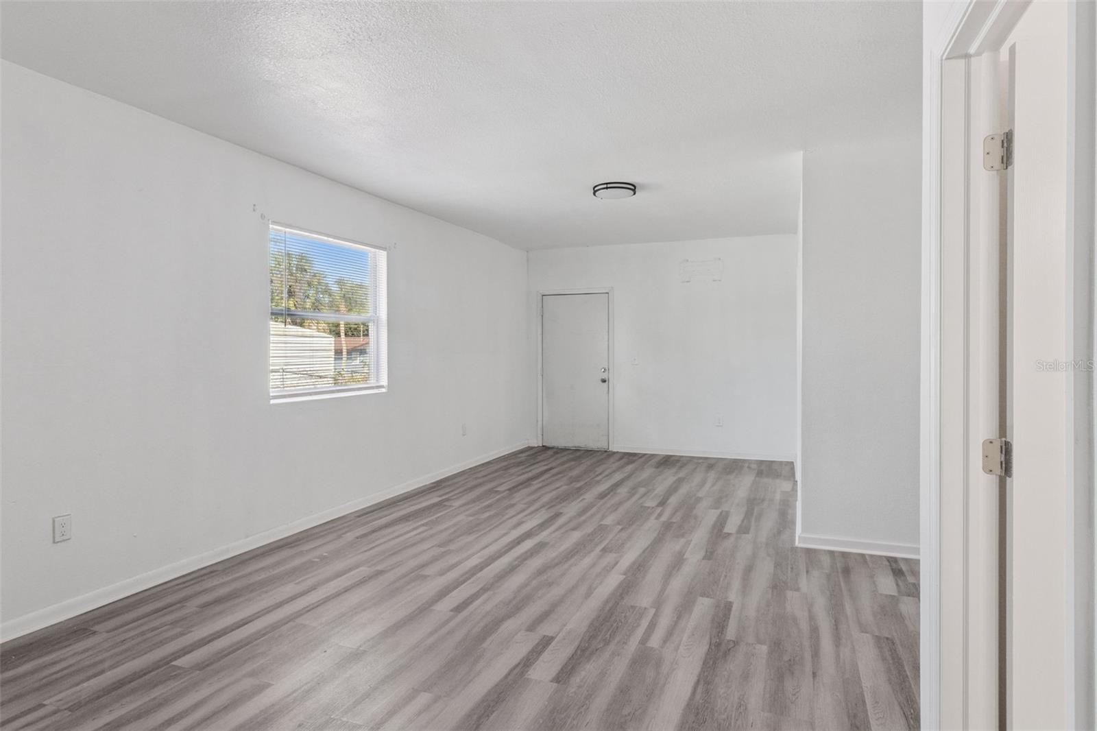 Image 21 of 33 For 301 Bassedena Circle N