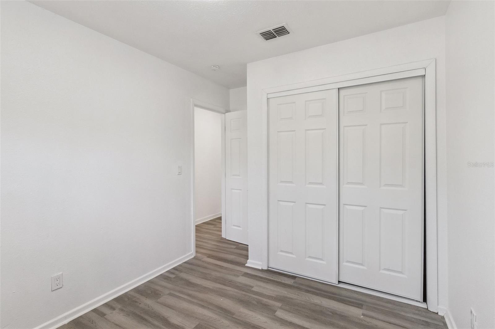 Image 23 of 33 For 301 Bassedena Circle N