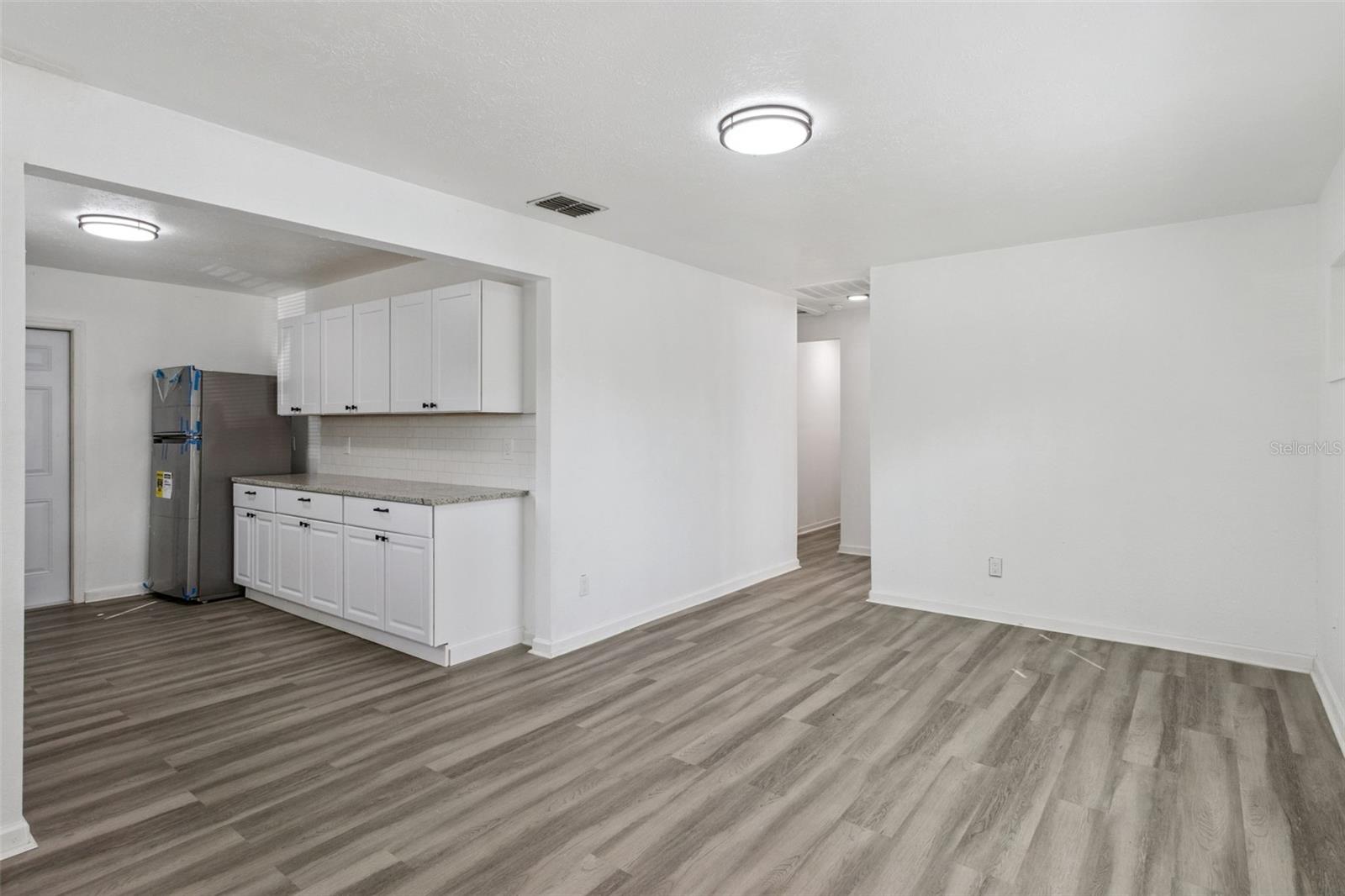 Image 4 of 33 For 301 Bassedena Circle N