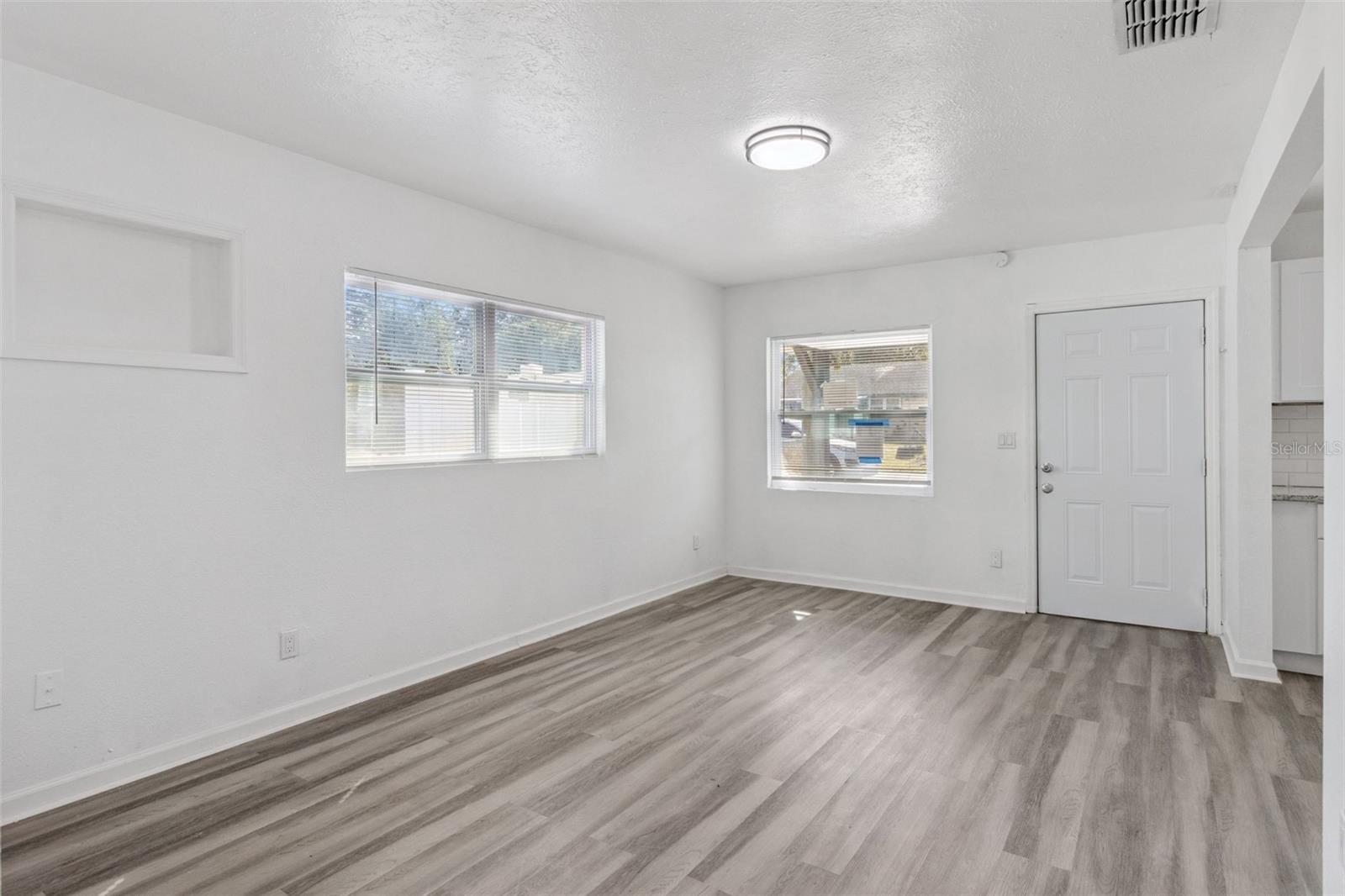 Image 6 of 33 For 301 Bassedena Circle N