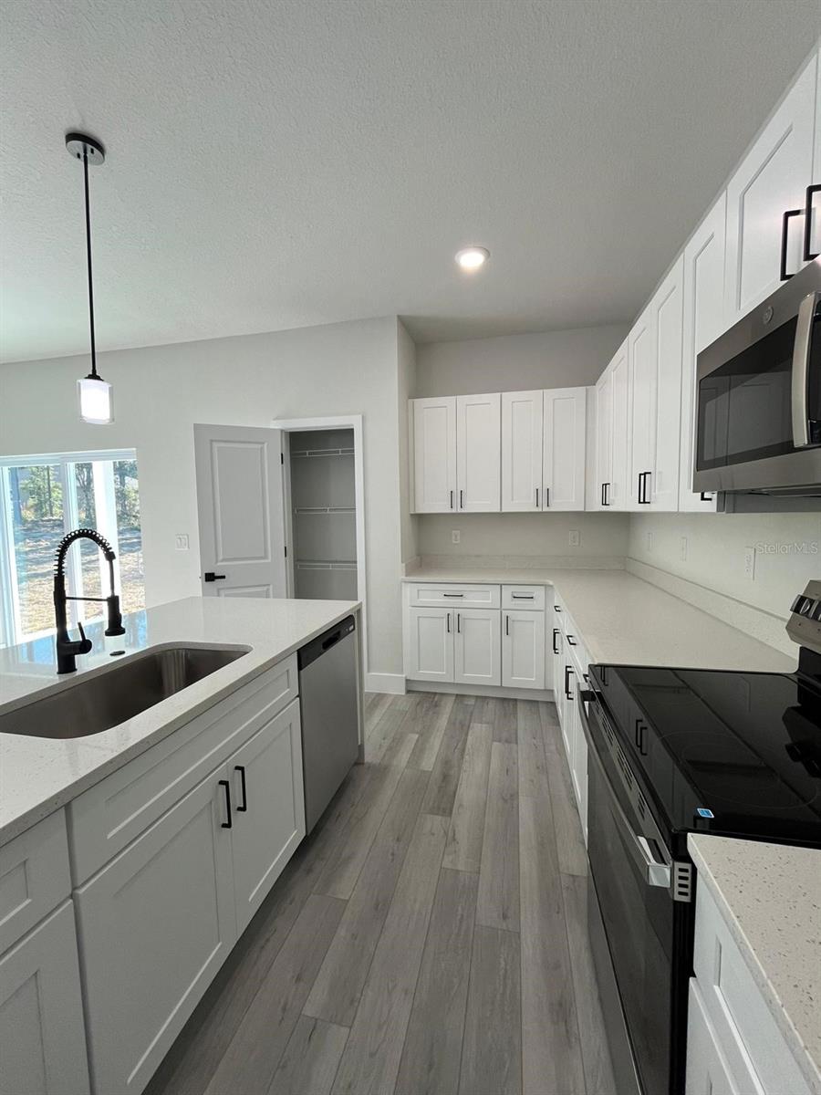 Listing photo id 10 for 8292 Pitcairn Way