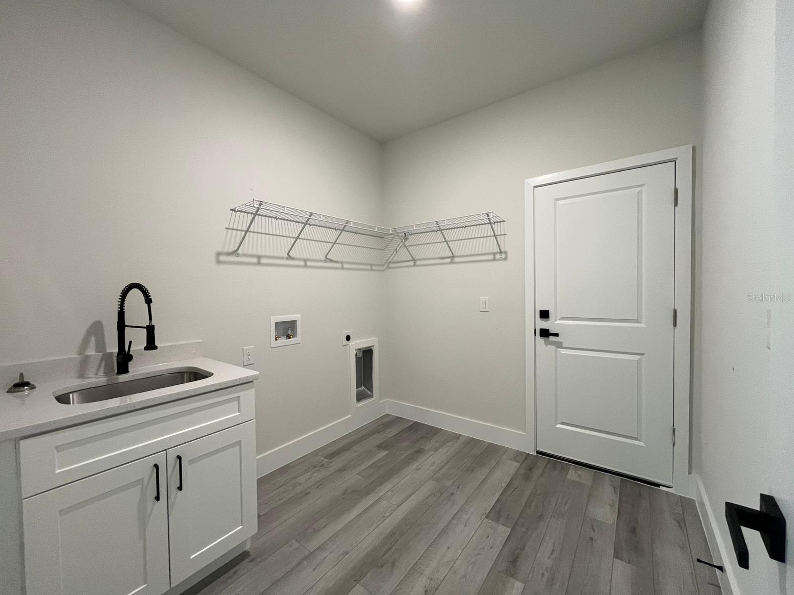 Listing photo id 33 for 8292 Pitcairn Way