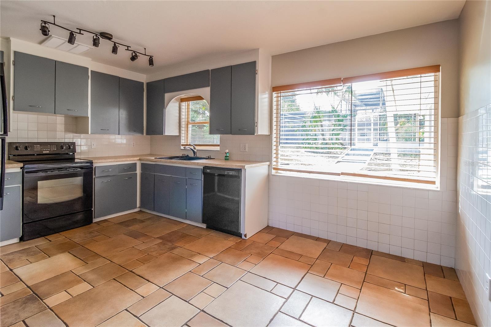 Image 5 of 16 For 1197 Lakeview Circle