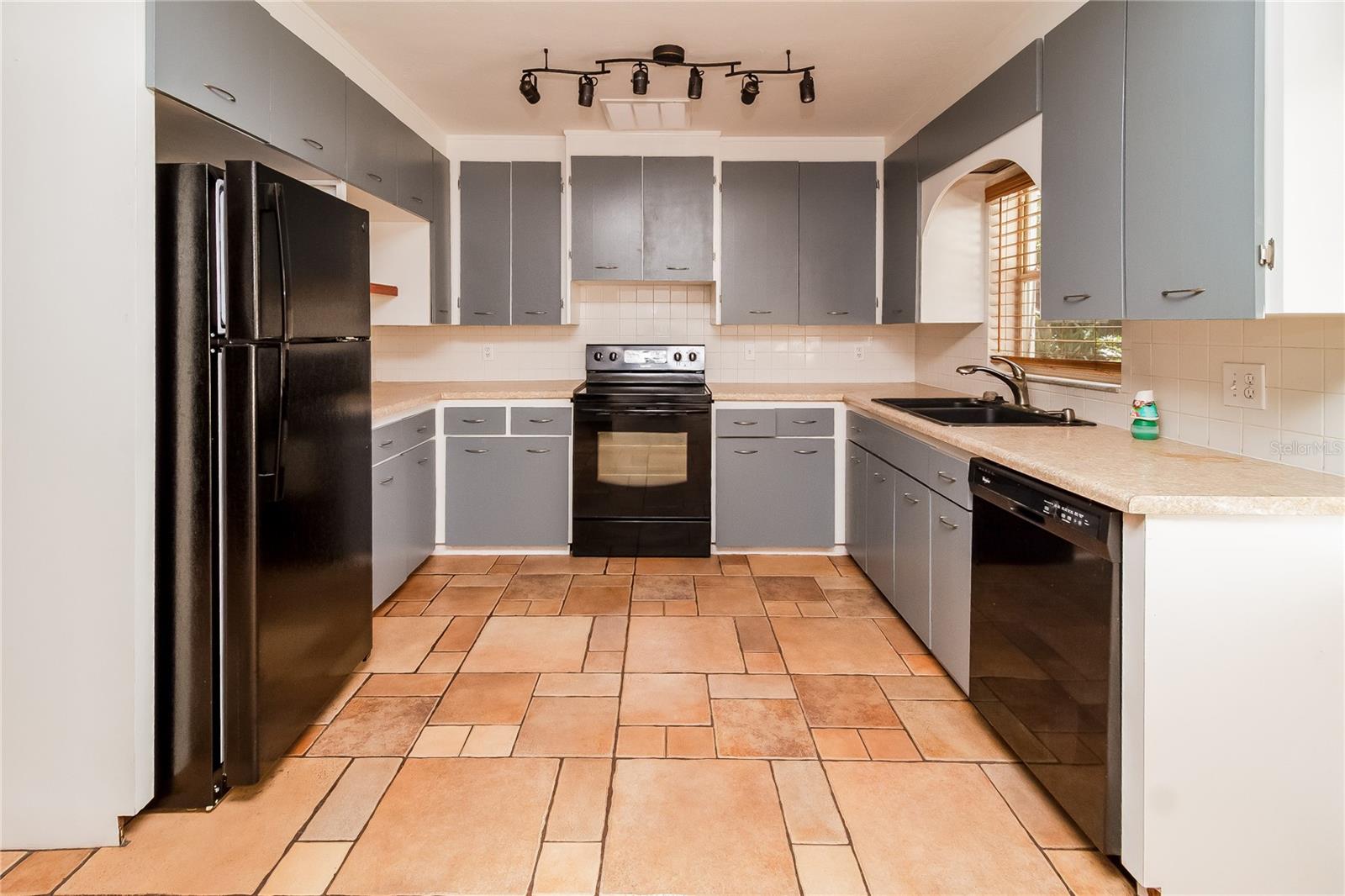 Image 6 of 16 For 1197 Lakeview Circle