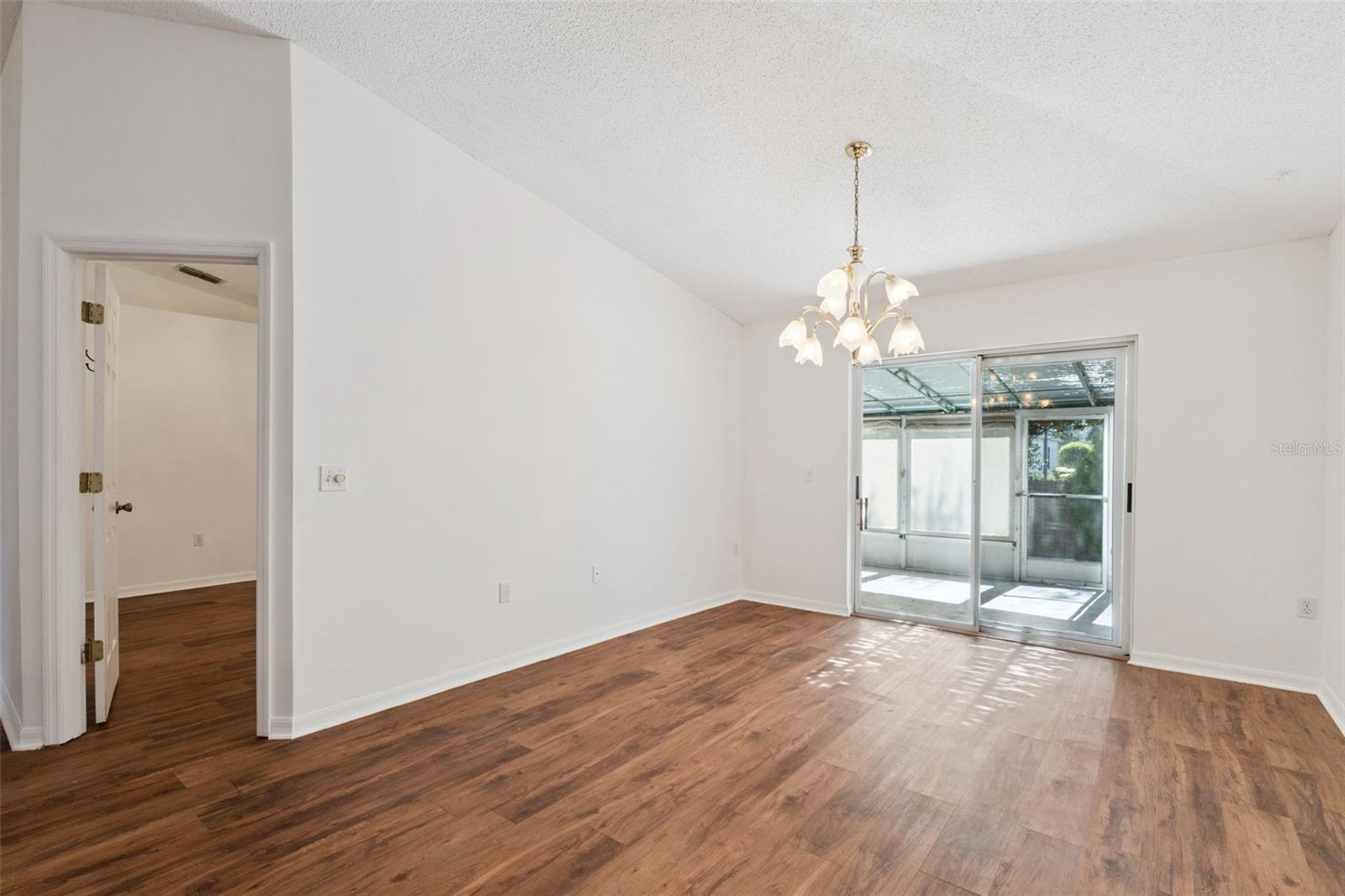 Image 19 of 41 For 446 Regal Downs Circle