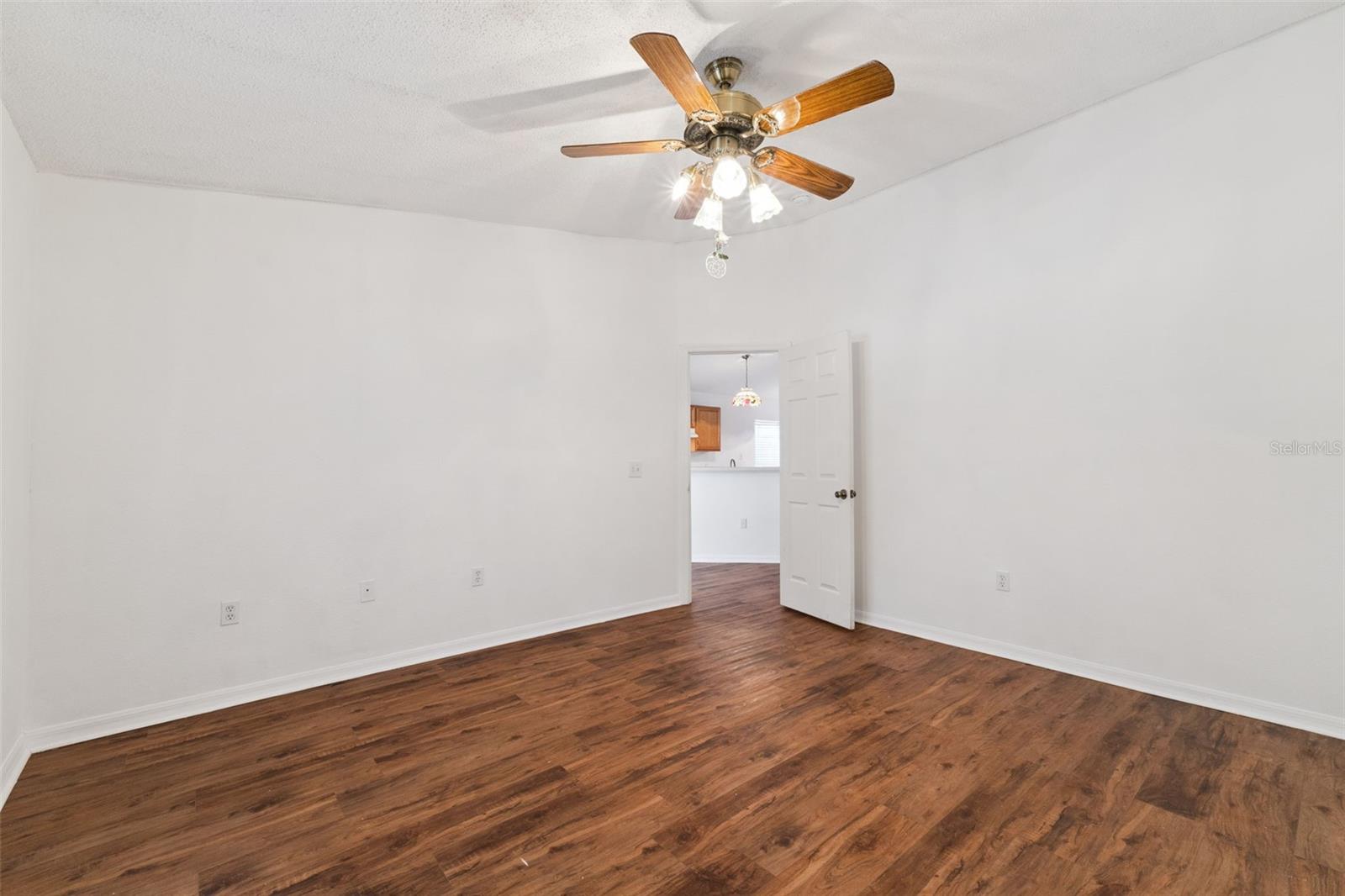 Image 21 of 41 For 446 Regal Downs Circle