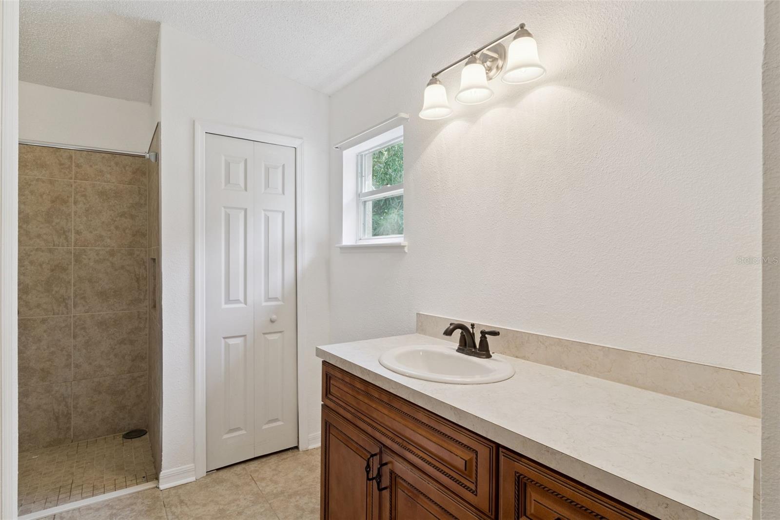 Image 22 of 41 For 446 Regal Downs Circle