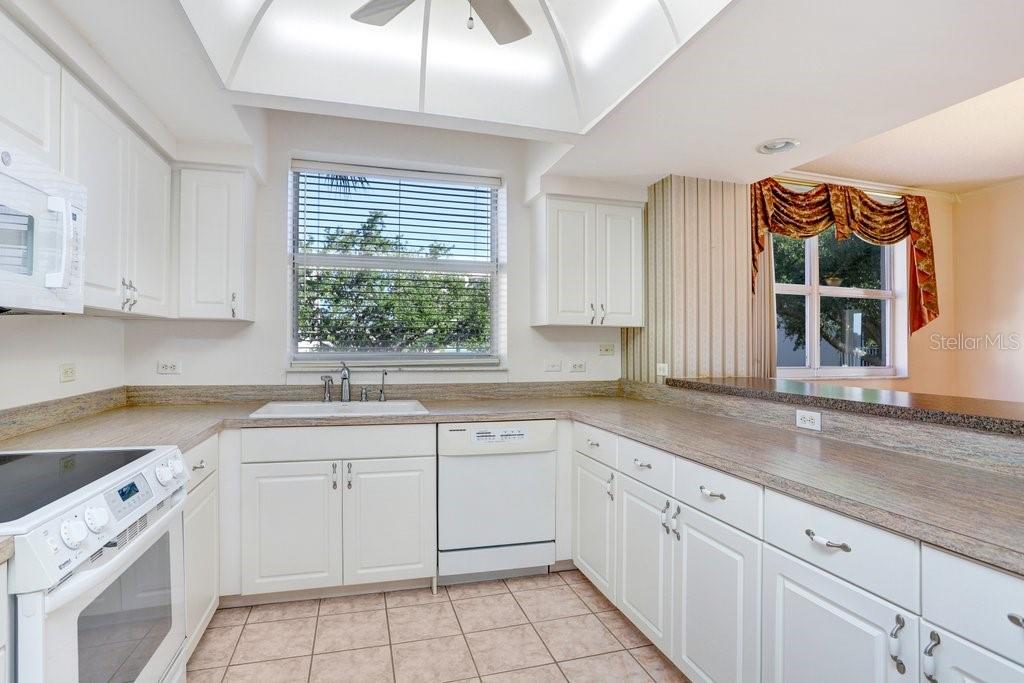 Image 4 of 24 For 6475 Shoreline Drive 5101