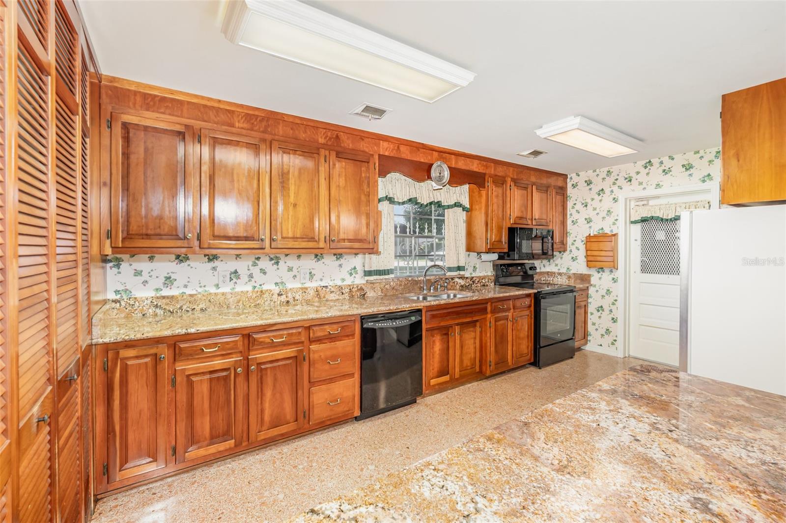 Image 11 of 42 For 300 Idyllwilde Drive