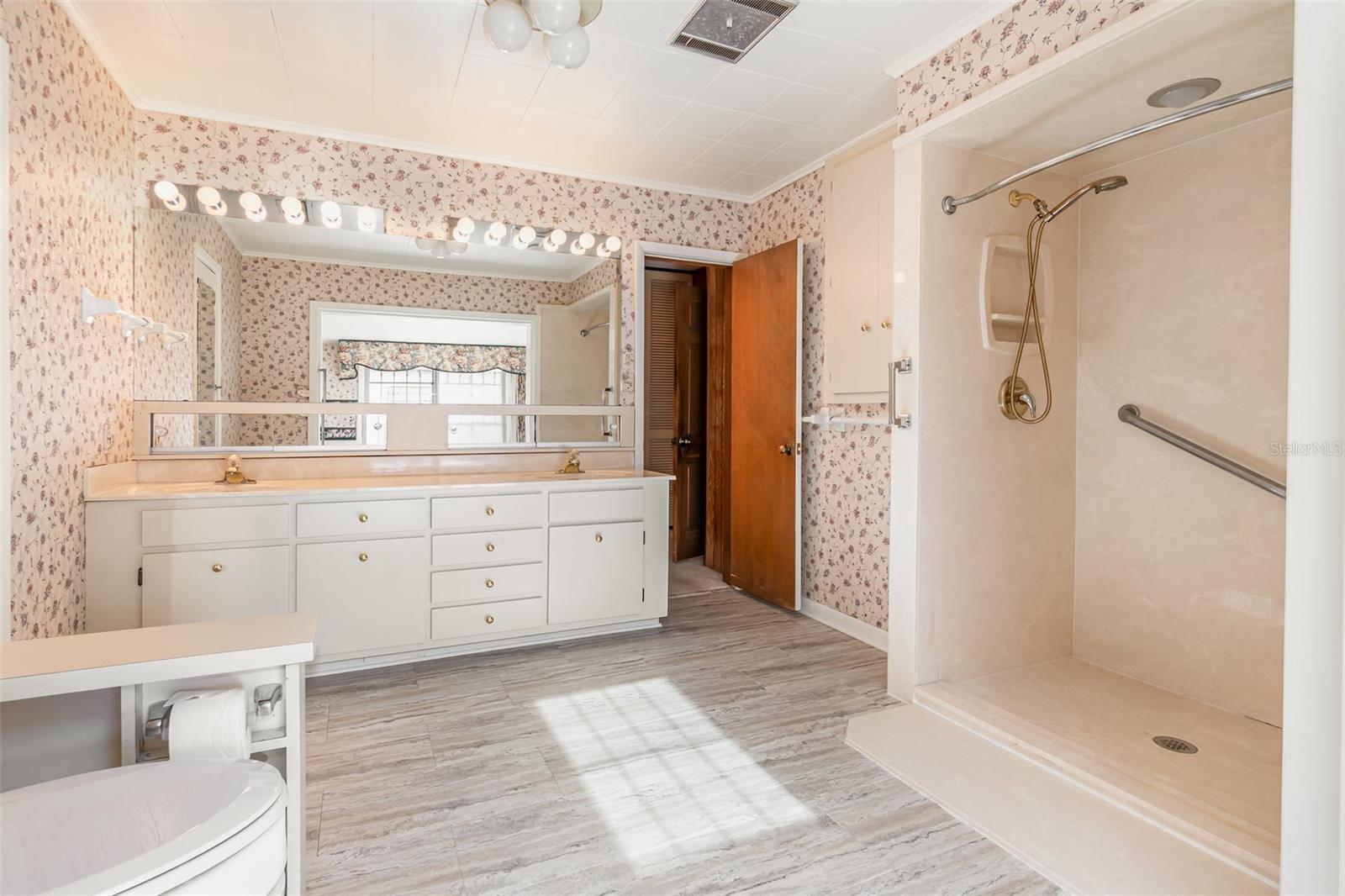 Image 22 of 42 For 300 Idyllwilde Drive