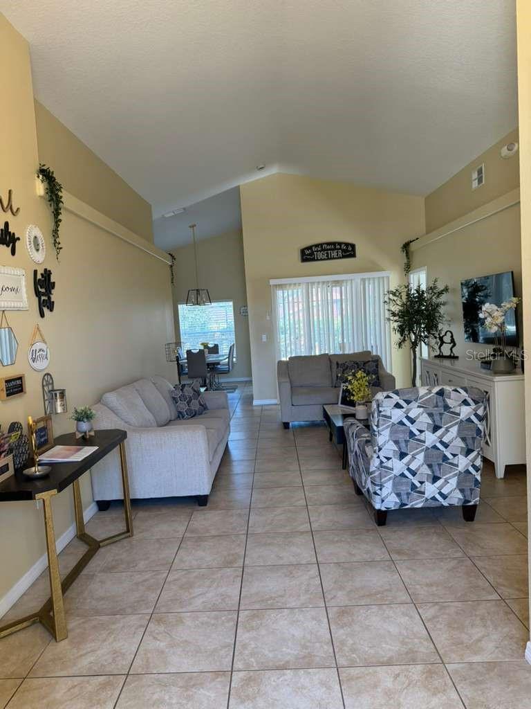 Image 3 of 17 For 328 Robin Road