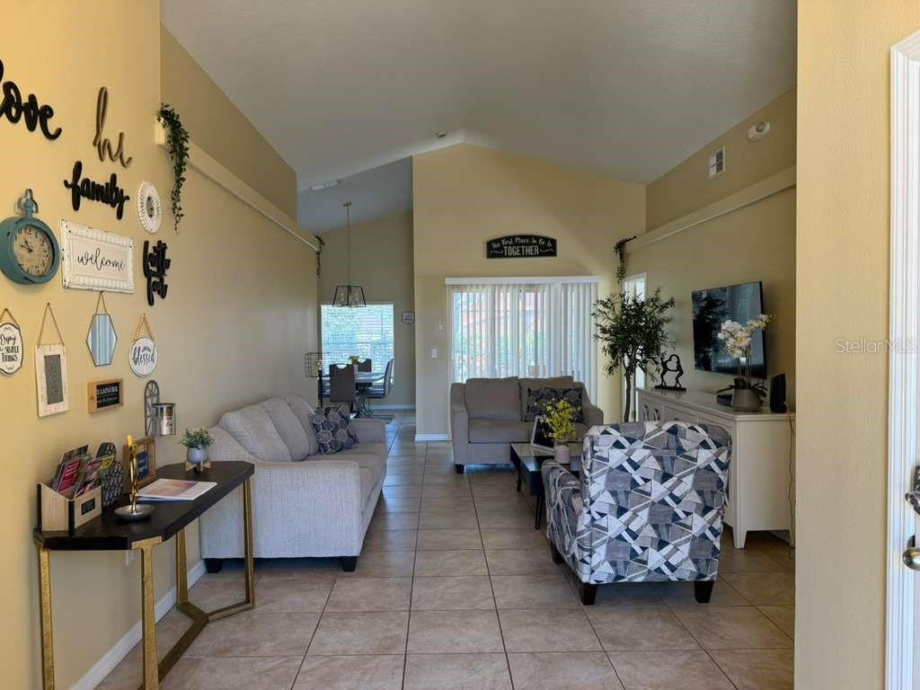 Image 4 of 17 For 328 Robin Road