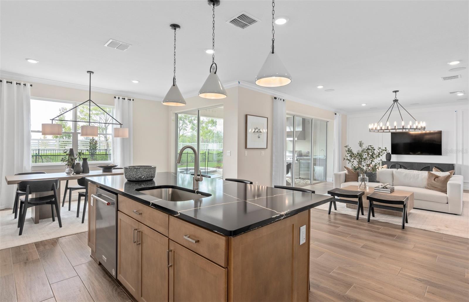 Image 19 of 43 For 9944 Leafy Oak Street