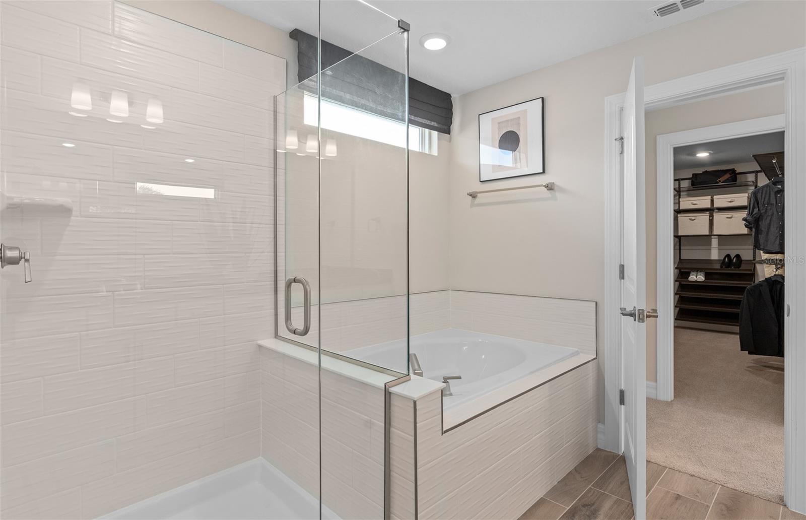 Image 24 of 43 For 9944 Leafy Oak Street