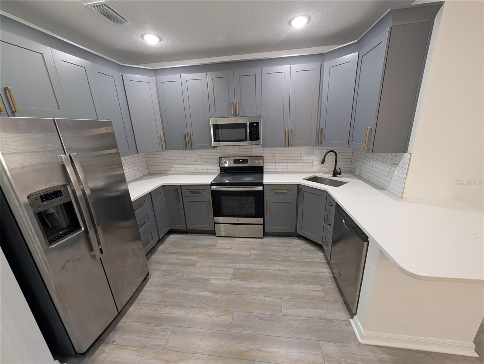 Image 6 of 16 For 1707 Columbus Drive 1