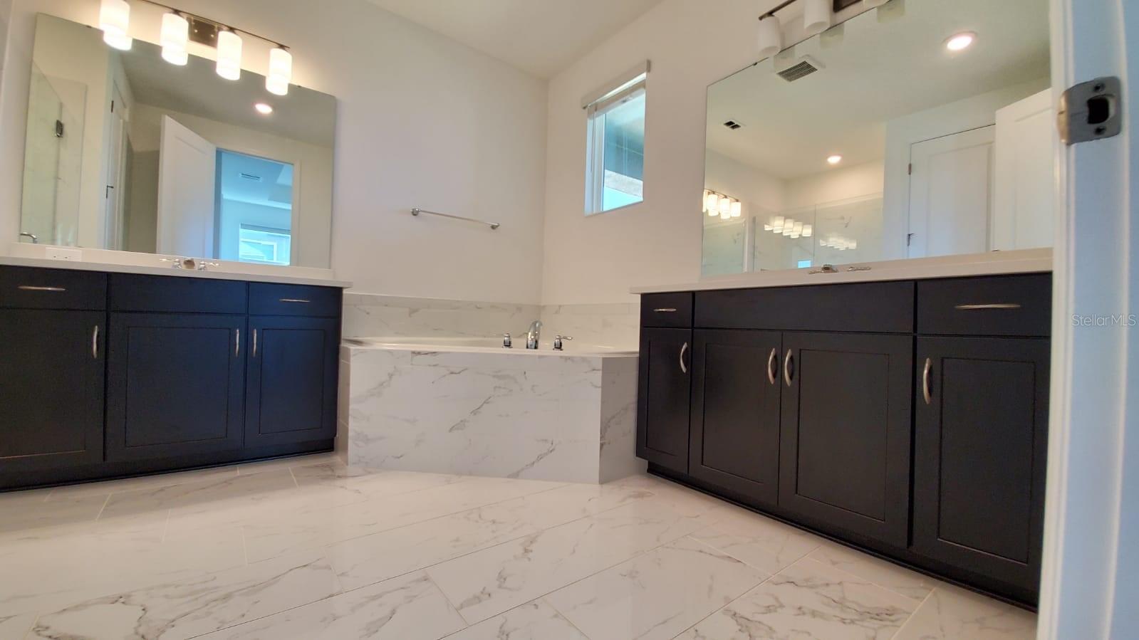 Image 19 of 40 For 9918 Summerlake Groves Street