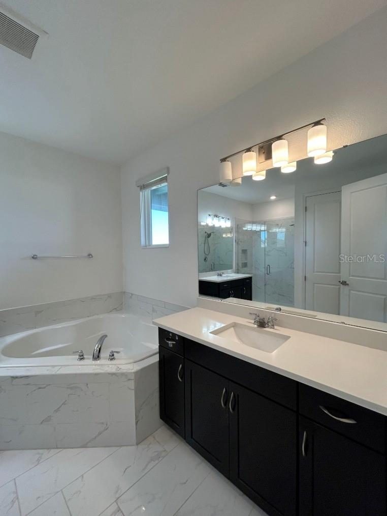 Image 27 of 40 For 9918 Summerlake Groves Street