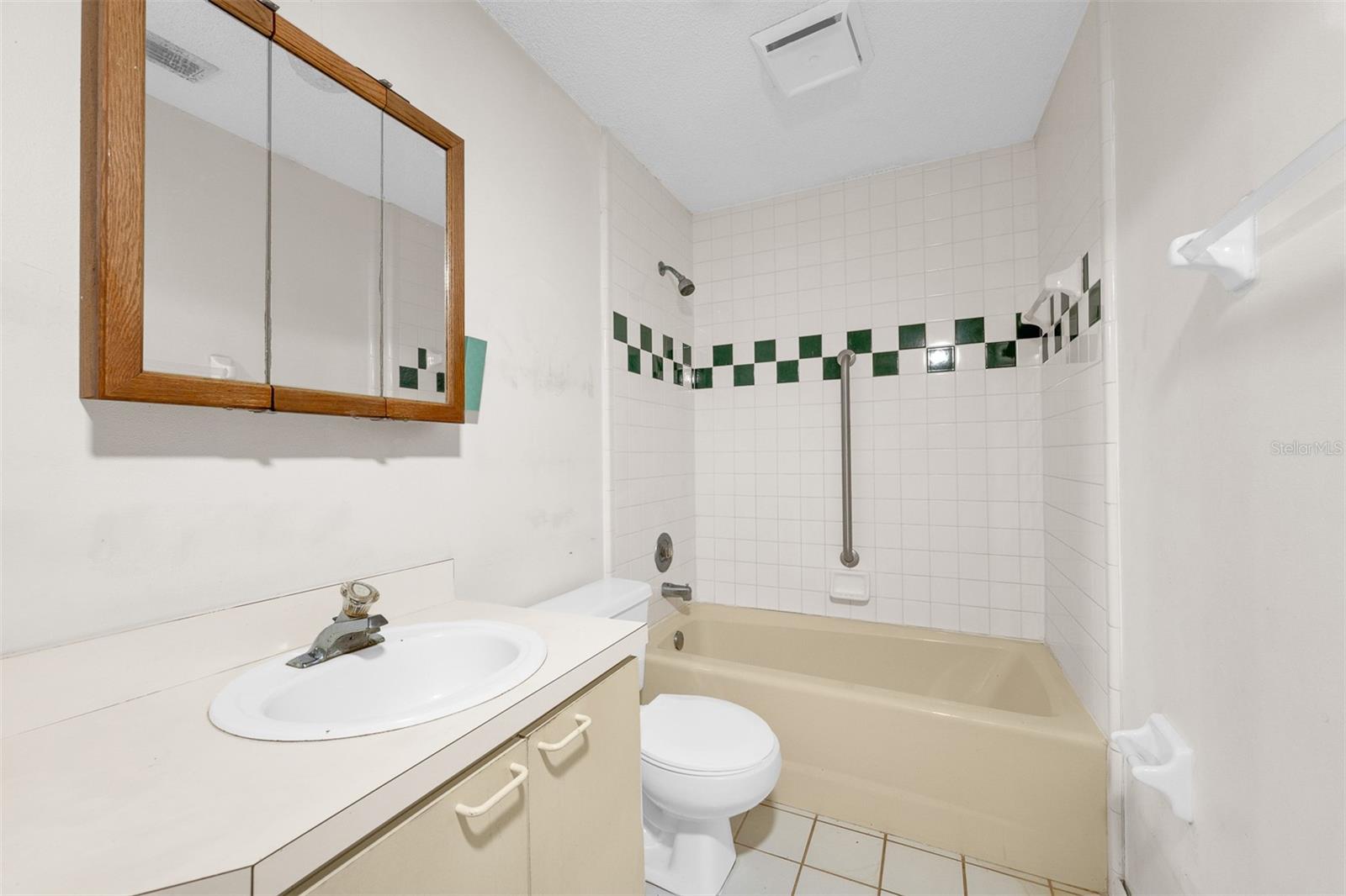 Image 17 of 22 For 716 Grove Avenue