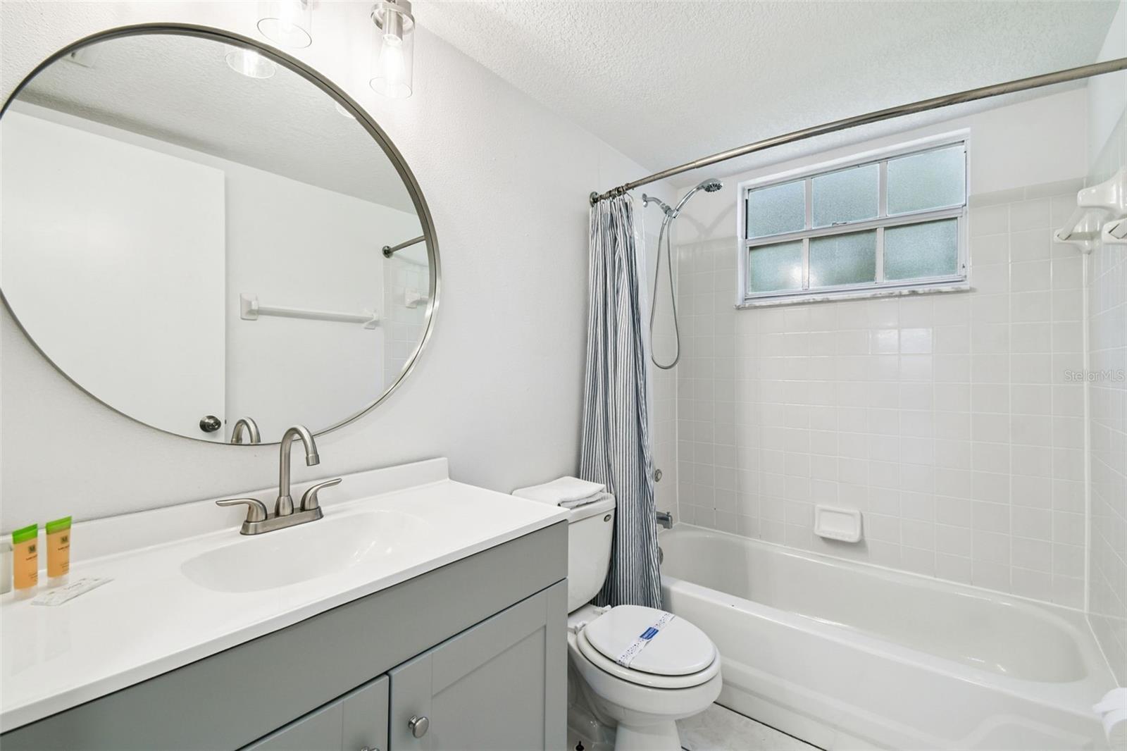 Image 25 of 46 For 2035 Royal Bay Boulevard 45