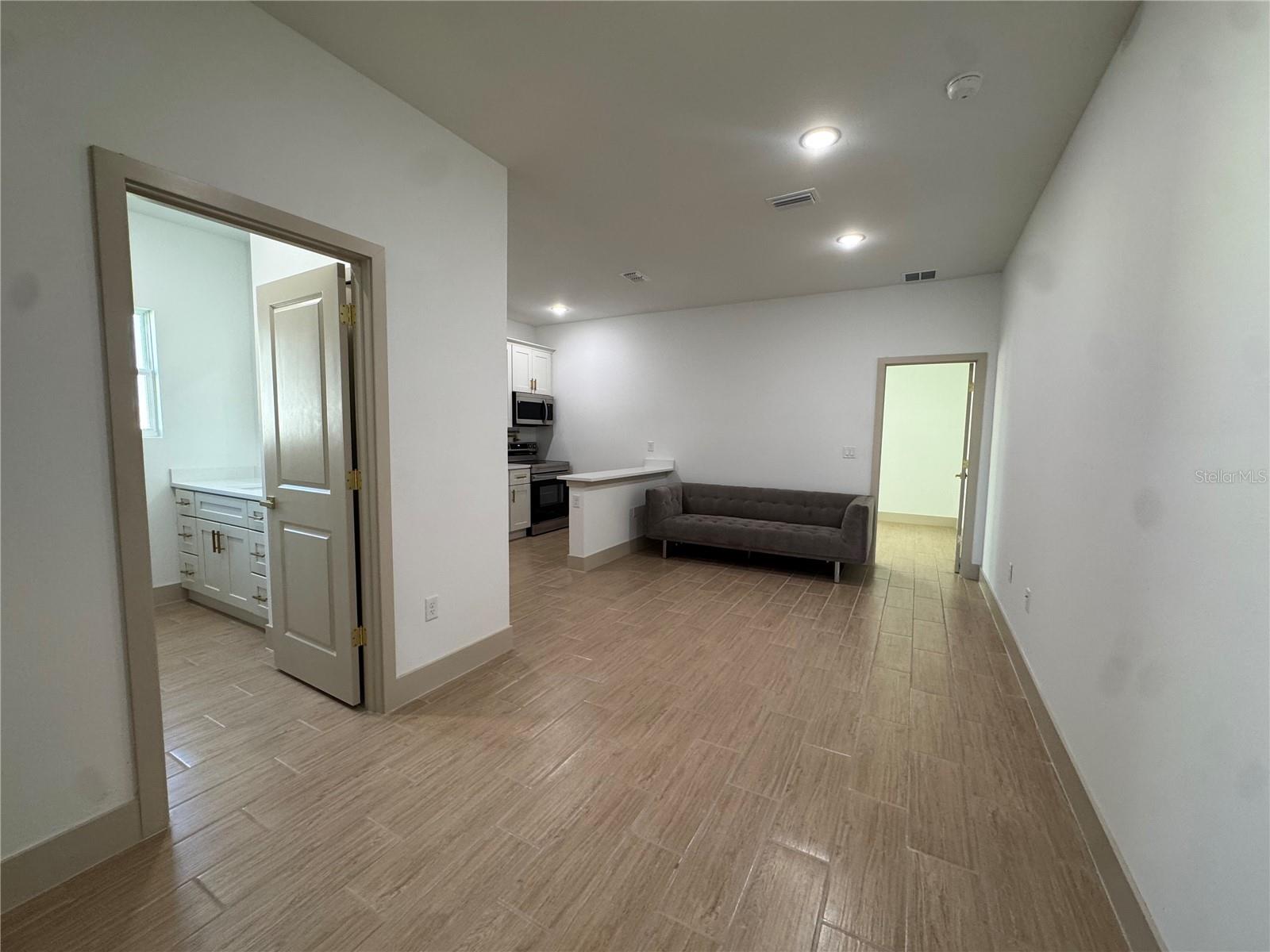 Image 4 of 14 For 947 Gillingham Court