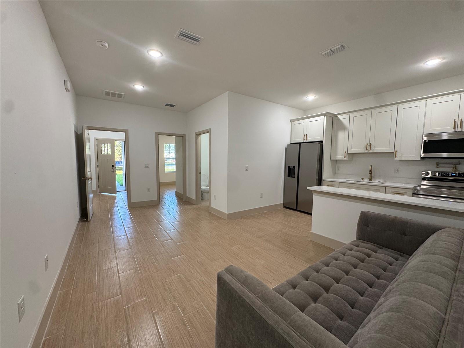 Image 5 of 14 For 947 Gillingham Court