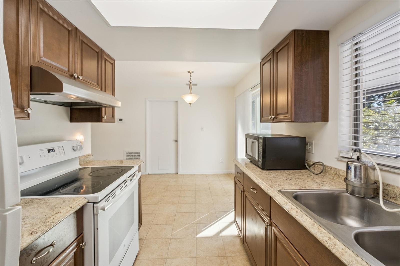 Image 7 of 20 For 7718 Groveridge Court