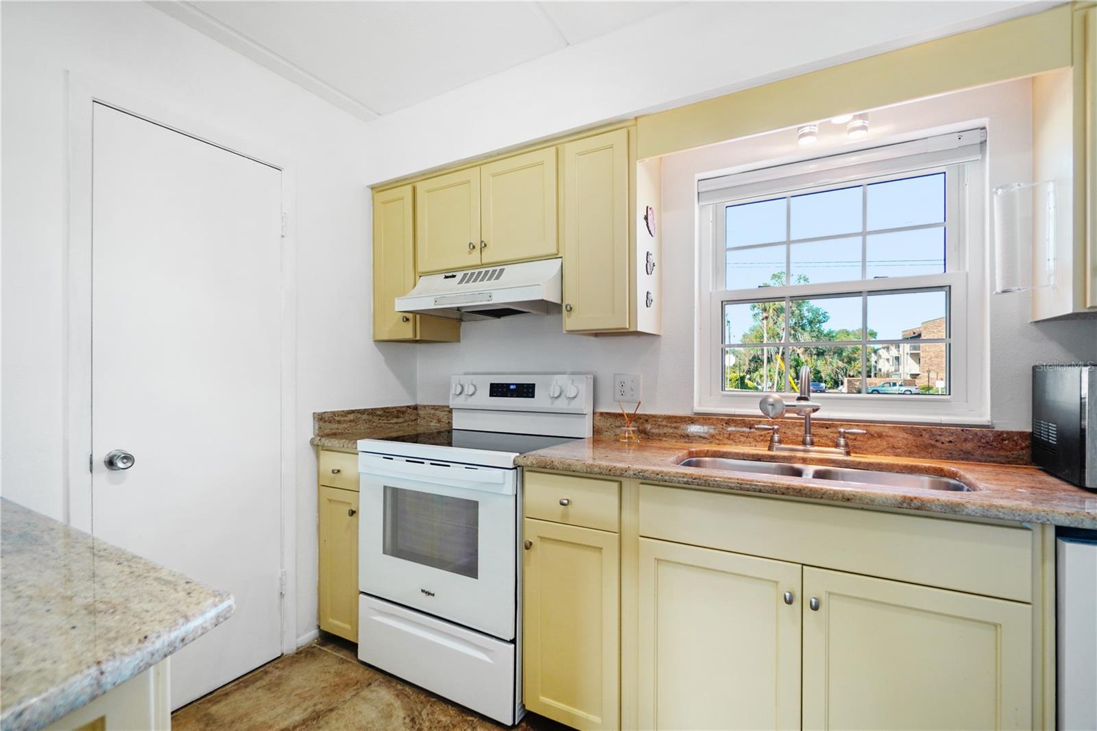 Image 7 of 11 For 1100 Caroline Street 104