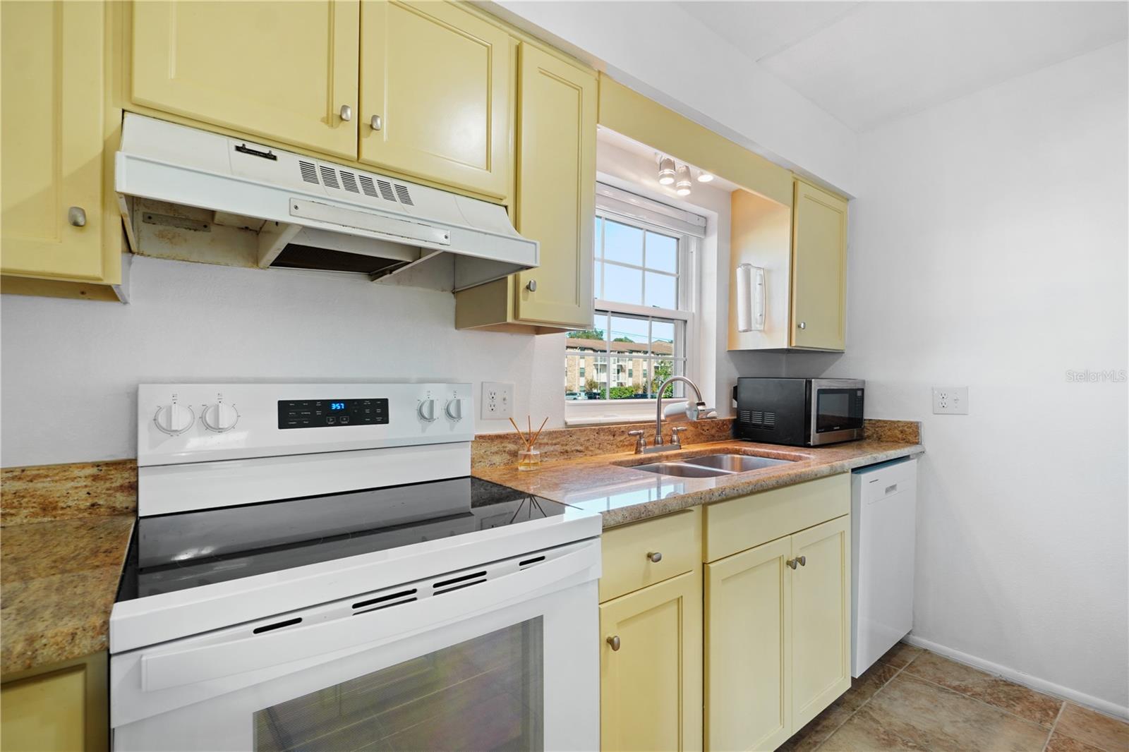 Image 8 of 11 For 1100 Caroline Street 104