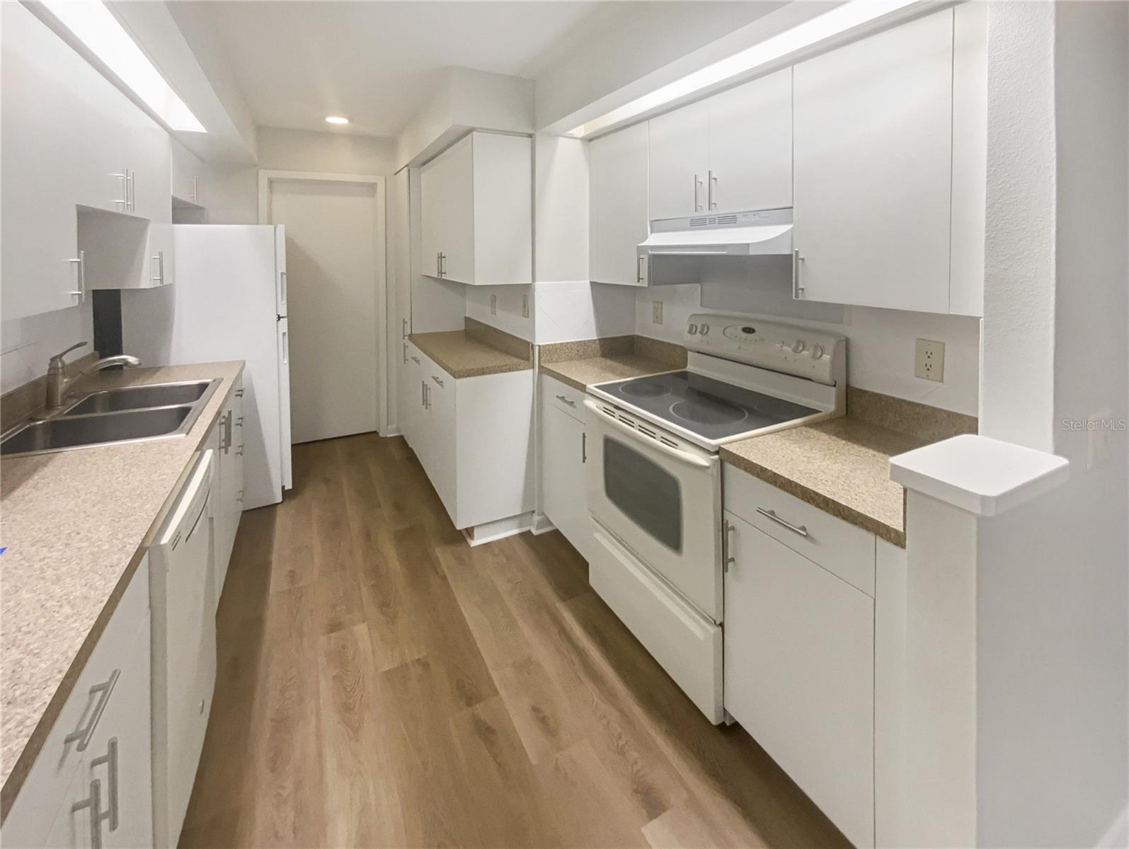 Image 10 of 37 For 836 Amelia Court Ne