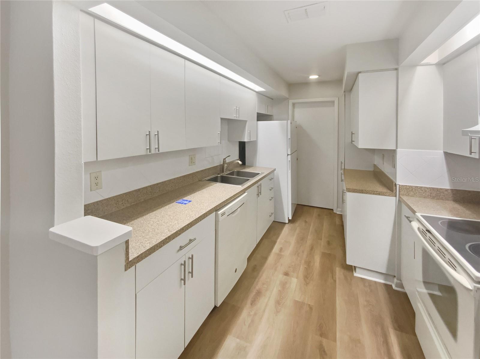 Image 11 of 37 For 836 Amelia Court Ne