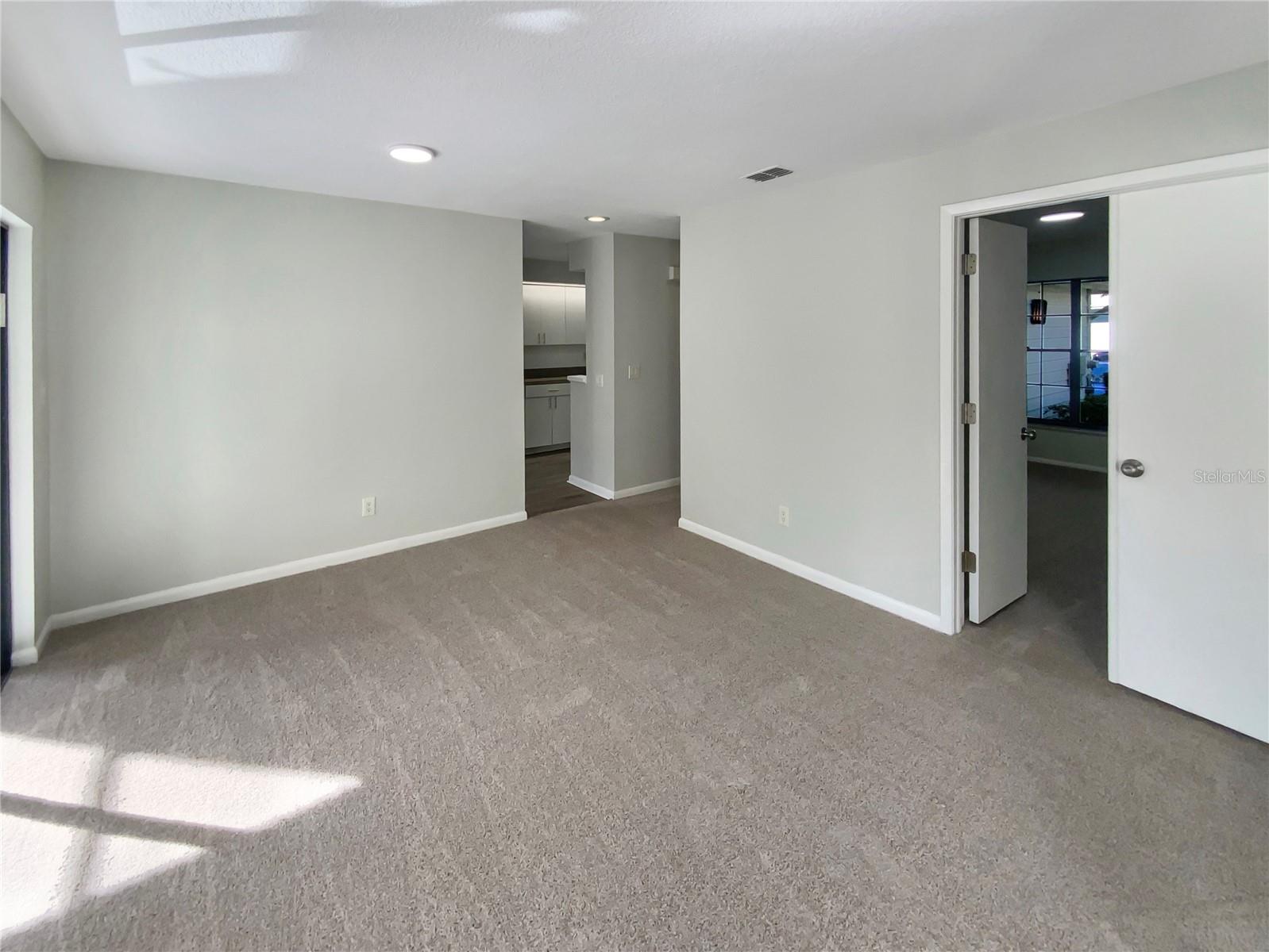 Image 18 of 37 For 836 Amelia Court Ne