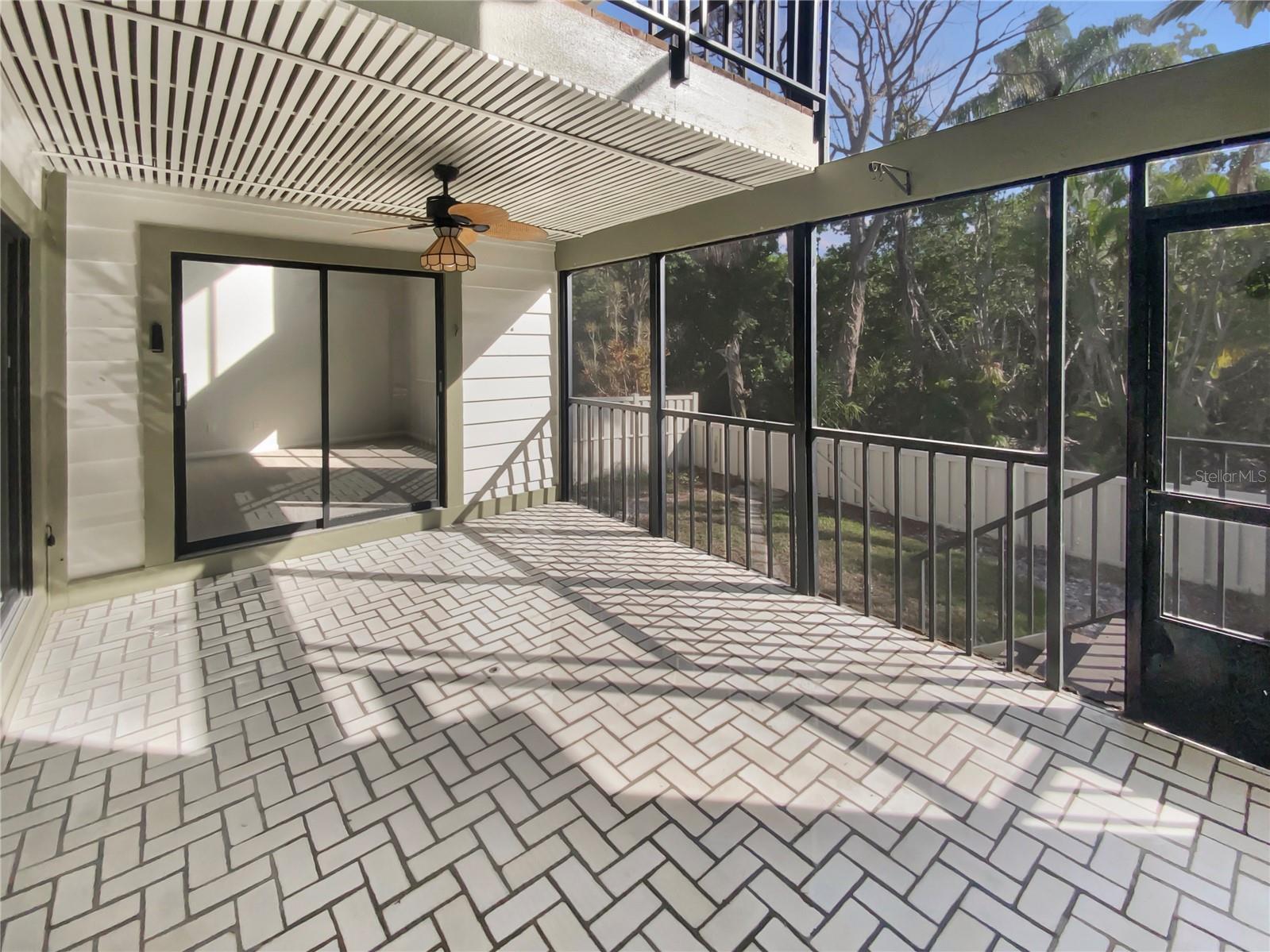 Image 21 of 37 For 836 Amelia Court Ne