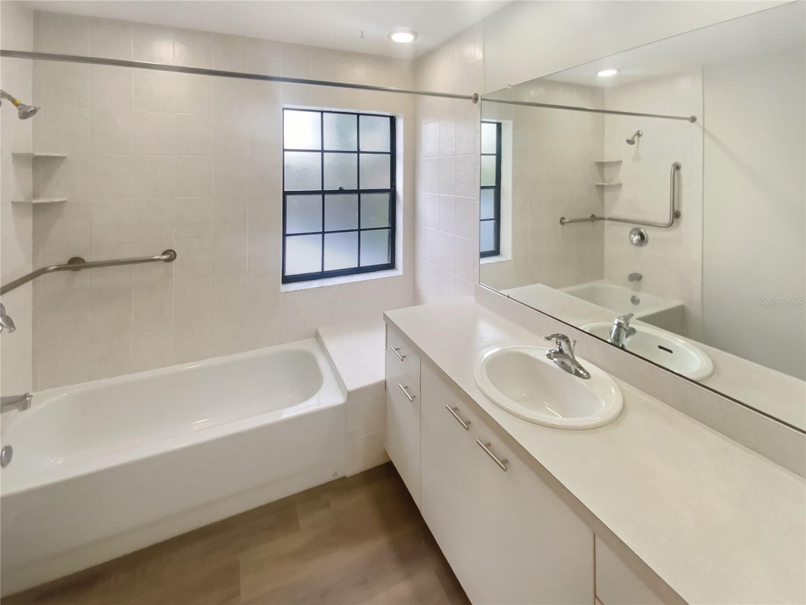 Image 31 of 37 For 836 Amelia Court Ne