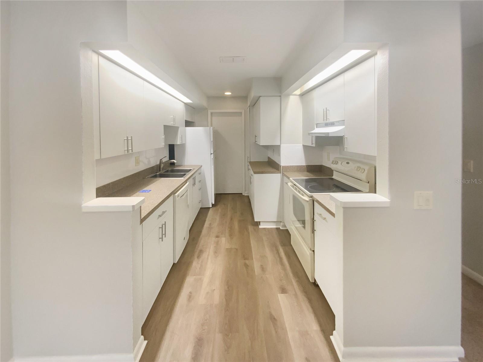 Image 9 of 37 For 836 Amelia Court Ne