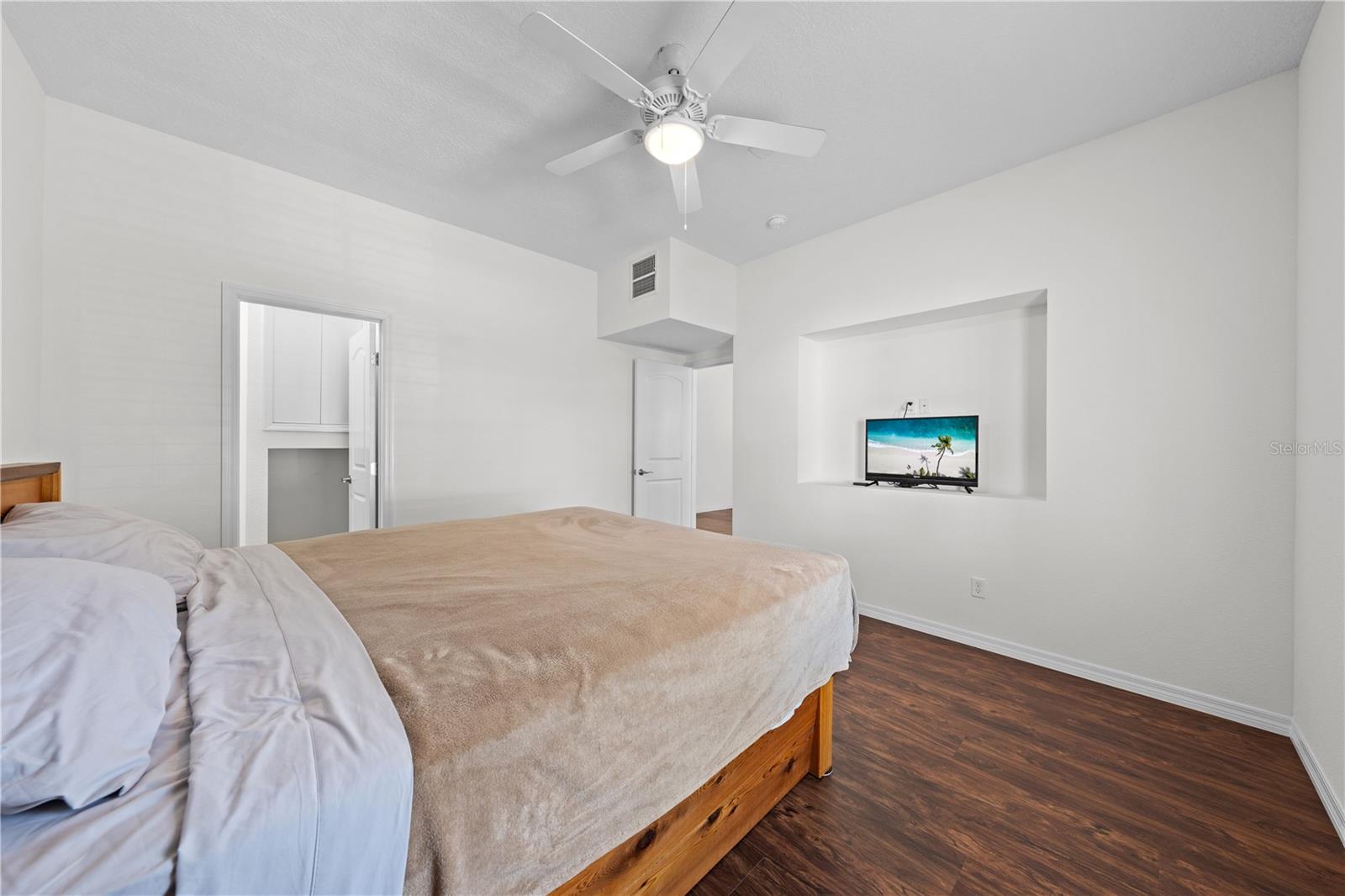 Image 12 of 93 For 4055 Edsel Avenue