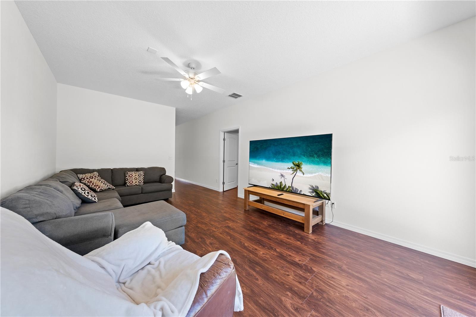 Image 17 of 93 For 4055 Edsel Avenue